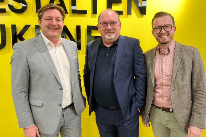 CIMA-Studienleiter Roland Murauer, flankiert von Bürgermeister Günther Albel (links) und Stadtmarketing-Geschäftsführer Pierre Bechler. Foto: Stadt Villach/kk