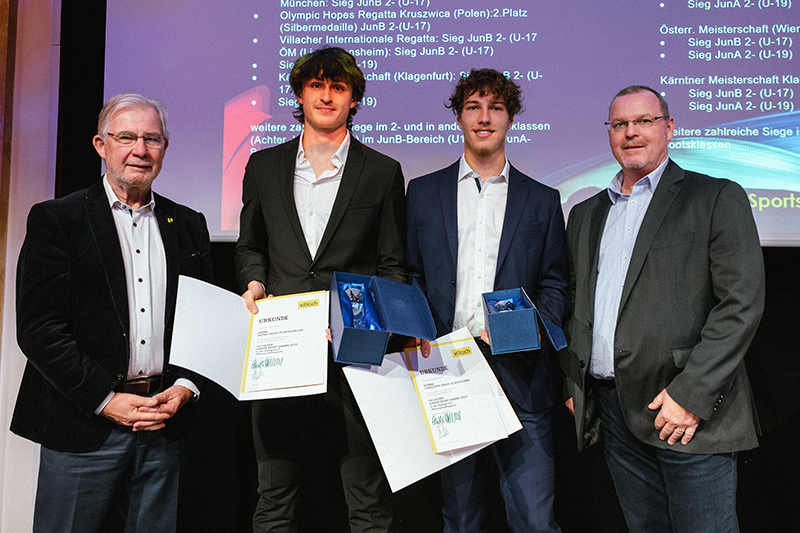 „Junior Sports Award“: Von links: Sportreferent Stadtrat Harald Sobe, die Ruderer Anton Franz Pfurtscheller und Christoph Spath-Glantschnig sowie Dietmar Juvan von der Abteilung Sport und Freizeit. Fotos: Stadt Villach/Karin Wernig