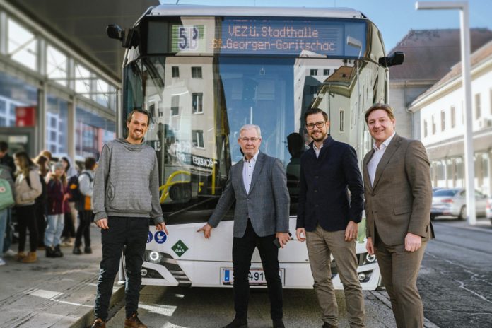 BUS:SI-Linien mit erstem Wasserstoff-Bus: Von rechts Bürgermeister Günther Albel, LR Sebastian Schuschnig, Stadtrat Harald Sobe und Stadtrat Sascha Jabali Adeh währen der Vorstellung. Foto: Stadt Villach/Karin Wernig