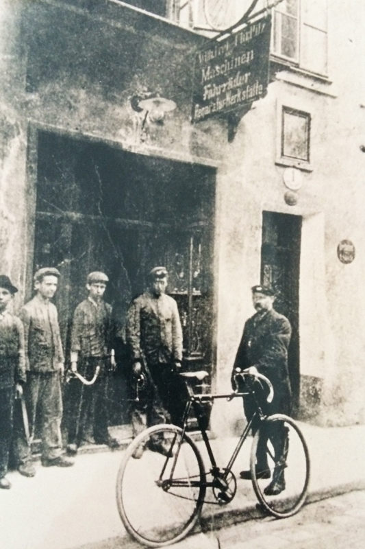 Salzburg, Gstättengasse: Es begann 1899 mit dem damals einzigen für die Massen leistbaren Verkehrsmittel, dem Fahrrad.