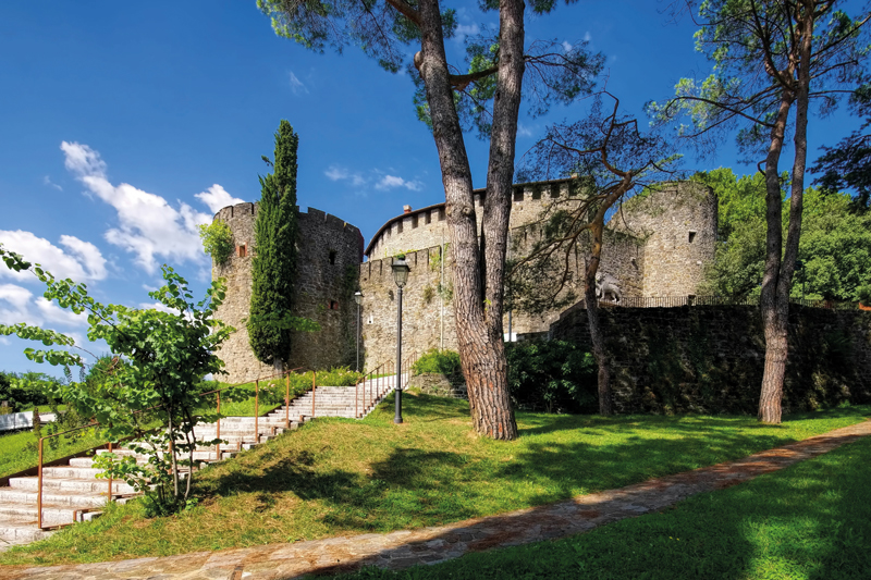 Die Burg Görz aus dem 11. Jahrhundert erhebt sich malerisch auf einem Hügel über der Stadt.
