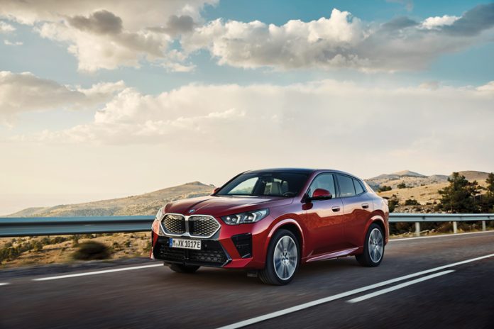 Der neue BMW iX2 verbindet vollelektrische Fahrfreude mit viel Raum und markantem, modernem Design.Foto: BMW Austria