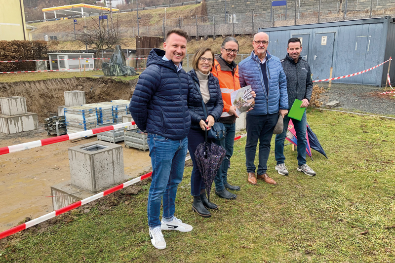 Seepark NEU – Lokalaugenschein: Von links Projektleiter Architekt Dipl.-Ing. Benjamin Bachler, Vorsitzende Mag.a Veronika Zorn-Jäger, Architekt Dipl.-Ing. Hermann Dorn, Bürgermeister Klaus Glanznig und Marko Wurmitzer (Bauhofleiter).Visualisierung: Trecolore, Foto: vif