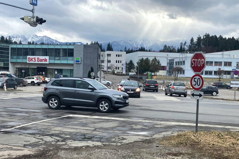Staus, Ärger, Unfallgefahr: Eine Ampelanlage soll die Kreuzung B 83/Industriestraße entschärfen.
