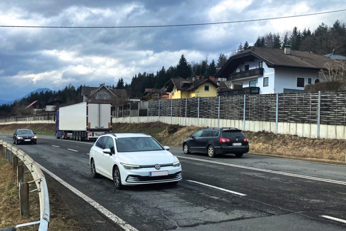 An der B 83 in Unterwernberg wird auf einer Länge von 600 Metern der Lärmschutz erneuert. Fotos: vif, Gemeinde Wernberg/Adrian Hipp