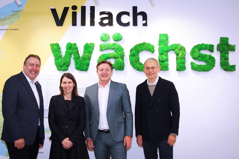 Während der Projektvorstellung: Von links Wohnbaureferent Stadtrat Erwin Baumann, Landschaftsplanerin Dipl.-Ing.in Sabine Dessovic, Bürgermeister Günther Albel und Projektbetreiber Stefan Rutter (Rutter Immobilien Gruppe). Foto: Stadt Villach/Wernig