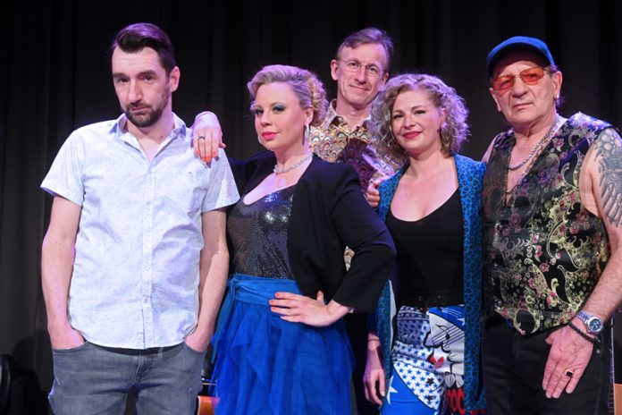 Katharina Straßer & Band liefern 50 Jahre Austro-Pop in einer schrägen, sehr persönlichen Tribute-Show. Katharina Straßer & Band liefern 50 Jahre Austro-Pop in einer schrägen, sehr persönlichen Tribute-Show.