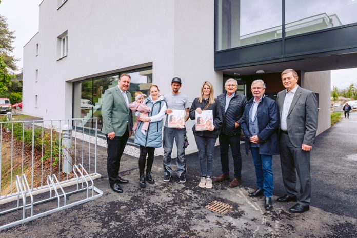 Von links Stadtrat Erwin Baumann, Jungfamilie Julia und Manuel Valentincic mit Tochter Hanna, Miriam Smolle, meine heimat-Vorstandsvorsitzender Helmut Manzenreiter, Stadtrat Harald Sobe und meine heimat-Aufsichtsratsvorsitzender Günther Goach. Foto: meine heimat/Marta Gillner Von links Stadtrat Erwin Baumann, Jungfamilie Julia und Manuel Valentincic mit Tochter Hanna, Miriam Smolle, meine heimat-Vorstandsvorsitzender Helmut Manzenreiter, Stadtrat Harald Sobe und meine heimat-Aufsichtsratsvorsitzender Günther Goach. Foto: meine heimat/Marta Gillner