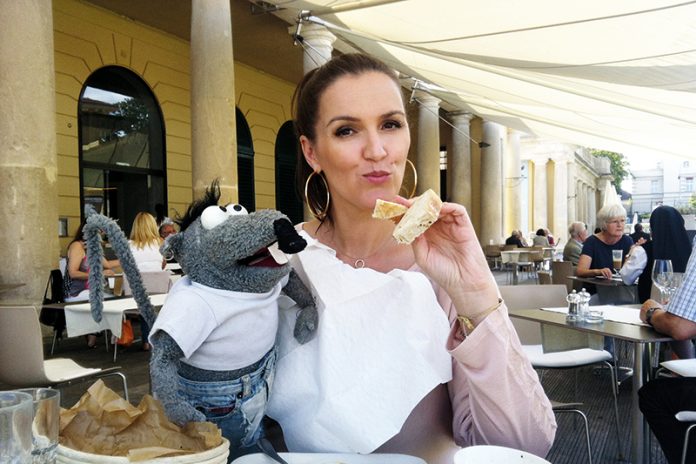 Barbara Karlich feiert mit ihrer Talkshow im Herbst ein Vierteljahrhundert im ORF, am Foto mit ihrem besten Freund, der TV- und Radio-Ratte Rolf Rüdiger (Stefan Gaugusch). Foto: Privat