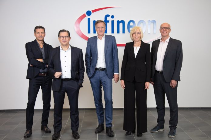 Der Infineon-Vorstand mit Vorstandsvorsitzenden Jochen Hanebeck (Mitte). Foto: Infineon