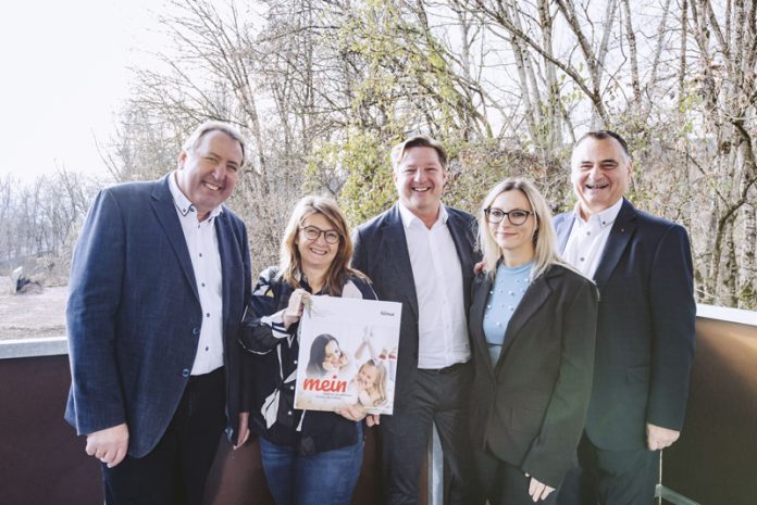 Von links Stadtrat Erwin Baumann, Mieterin Melanie Kreuzberger, Bürgermeister Günther Albel, Landtagsabgeordnete Nicole Schojer, Vorstandsvorsitzender Helmut Kusternik. Foto: meine heimat/Marta Gillner