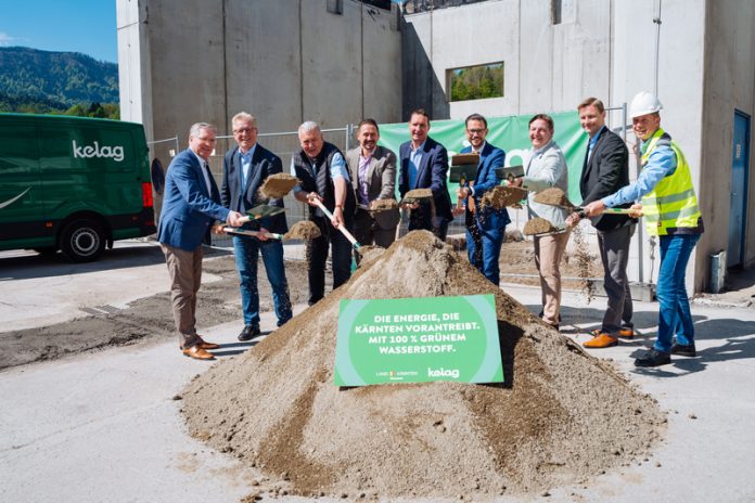 Spatenstich am Gelände der KRV in Arnoldstein: Von links die Bürgermeister Martin Kulmer (St. Veit), Reinhard Antolitsch (Arnoldstein), Friedrich Paulitsch (Baldramsdorf), Stefan Salzmann (St. Paul), Reinhard Draxler (Kelag-Vorstand), Landesrat Sebastian Schuschnig, Bürgermeister Günther Albel (Villach), Danny Güthlein (Kelag-Vorstand) und Christian Wallner (Kelag-Projektleiter). Foto: Kelag/Henry Welisch