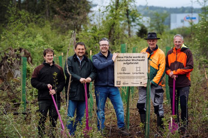 Am Bild von links Thomas Holzfeind, Leiter Bezirksforstinspektion Villach, Roman Pöltner, Leiter für Geschäftskontinuität und Nachhaltigkeit, Jörg Eisenschmied, Finanzvorstand Infineon Austria, Klaus Krainer, Geschäftsführer Arge NATURSCHUTZ, Martin Brandstätter, verantwortlicher Förster Region Villach Fotos: Infineon Austria