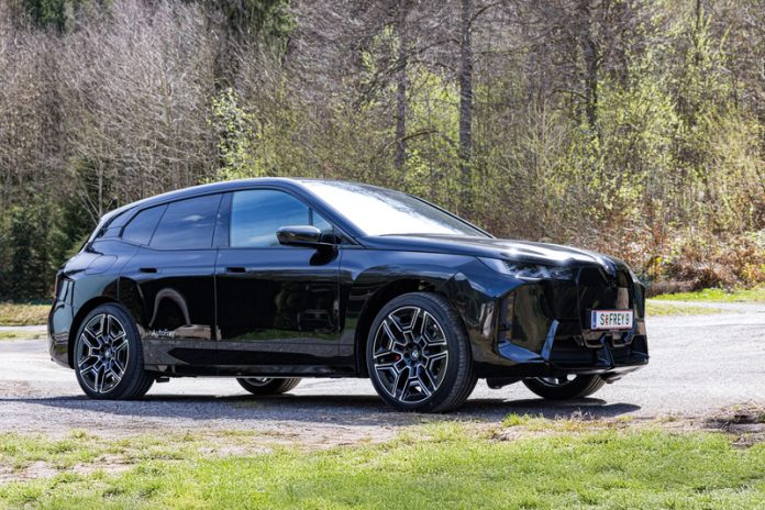 Der neue BMW iX begeistert durch Ausdrucksstärke, Reduktion und Sportlichkeit.Foto: BMW 1er @AutoFrey