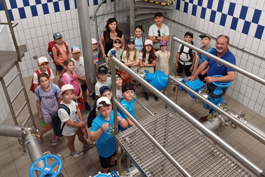 Direktorin VD Elvira Sabotnik und Pädagoge VL Mirko Lepuschitz mit Kindern der Volksschule Lind ob Velden.
Fotos: WVV F-S-G