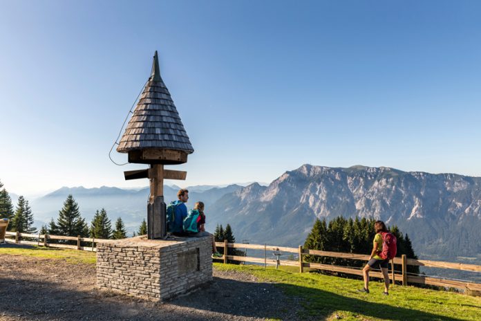 Auf dem Dreiländereck – gegenüber das mächtige Dobratsch-Massiv. . Foto: Region Villach/Franz Gerdl