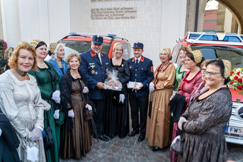 hauptwache-160 jahre-geissler-Fahrzeugpatinnen Goldhauben