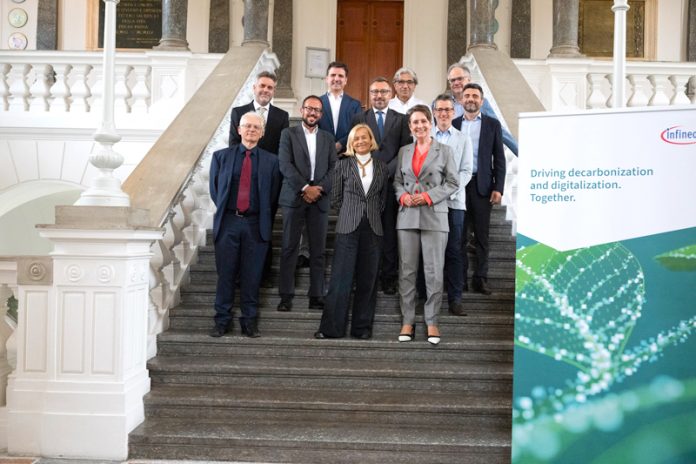 Am Bild hinten, von links: Stefan Berger, Senior Vice President für Forschung & Entwicklung Infineon Austria; Daniele Rocchi, Vize-Rektor Politecnico di Milano; Andrea Lacaita, Professor Politecnico di Milano; Carlo Samori, Professor Politecnico di Milano. Mitte, von link: Diego Scaglione, Corporate Relations Politecnico di Milano; Alessandro Matera, Geschäftsführer Infineon Italien; Roberto Nonis, Senior Director für Forschung und Entwicklung Infineon Austria; Salvatore Levantino, Full Professor Permanent, Andrea Lacaita; Vorne, von links: Giorgio Chiozzi, Infineon Italy; Donatella Sciuto, Rektorin Politecnico di Milano; Sabine Herlitschka, Vorstandsvorsitzende Infineon Austria. Fotos: Infineon