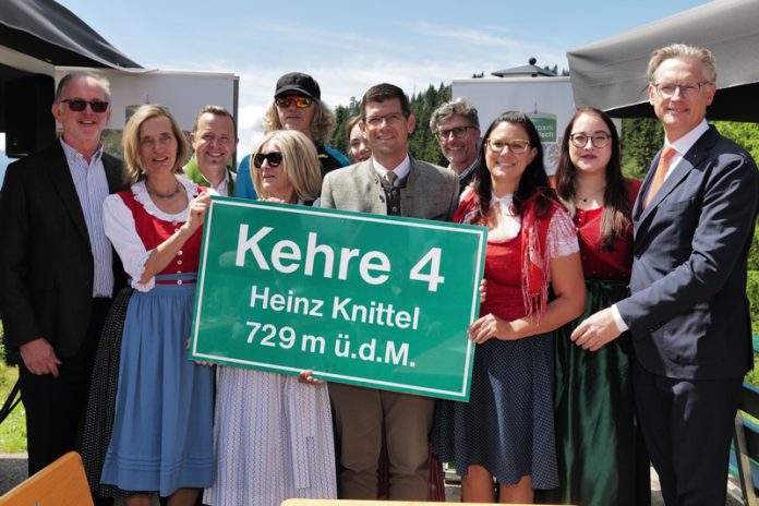 Alpenstraße feiert Geburtstag: Vertreter:innen der GROHAG, des Landes, der Stadt Villach, der Gemeinde Bad Bleiberg und der Familie des ehemaligen Bauleiters Heinz Knittel sowie des Naturparks feierten den 60. Geburtstag der Alpenstraße. Die Kehre 4 heißt ab sofort Heinz-Knittel-Kehre. Foto: Oskar Höher, GROHAG