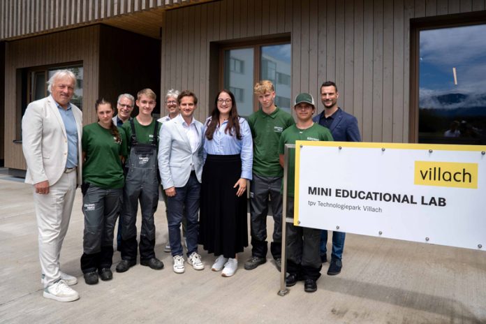 Generationenvertrag: Vizebürgermeisterin Sarah Katholnig mit den Kelag-Managern Adolf Melcher und Christoph Herzeg sowie MEL-Leiter Alexander Treffner, Bildungsabteilungsleiter Gerald Frühstück, Christian Mörtl (Kelag Personalabteilung) und Kelag-Lehrlingen. Foto: Stadt Villach/Augstein