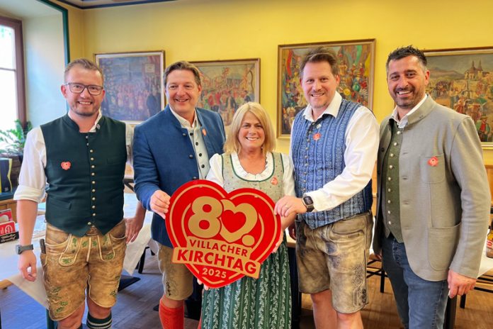 Villacher Kirchtag 2025: Von links Stadtmarketing-Chef Pierre Bechler, Bürgermeister Günther Albel, Kirchtagsobfrau Vizebürgermeisterin Gerda Sandriesser, Bauerngman-Großbauer Kurt Maschke und Villacher-Bier-Regionalmanager Oliver Plieschnig. Foto:Stadt Villach/Kofler