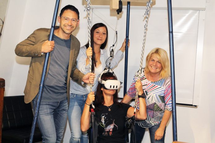 Mit VR-Brille im Relief: Museumsdirektor Andreas Kuchler, Larissa Erian, Najda Findenig vom Museum und Kulturreferentin Vizebürgermeisterin Gerda Sandriesser probieren den virtuellen Flug im Kärnten Relief aus. Foto: Stadt Villach/Astrid Kompan