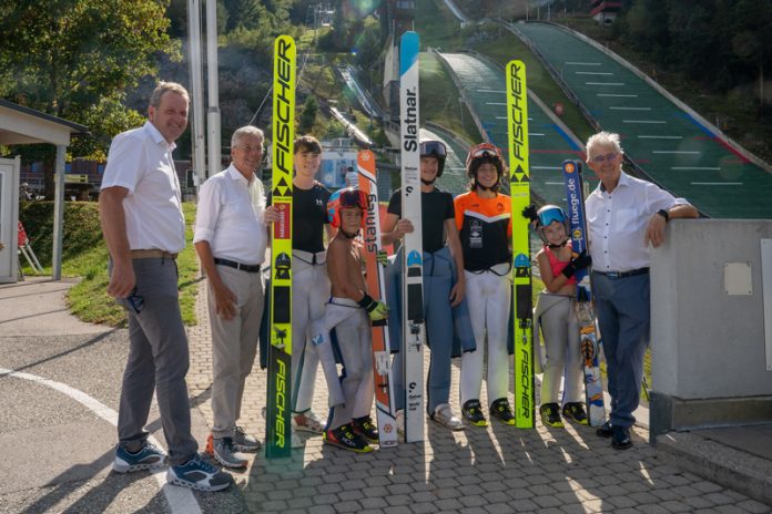 LSVK-Präsident Dieter Mörtl, LH Peter Kaiser und Stadtrat Harald Sobe mit jugendlichen Skispringerinnen und Skispringern. Fotos: LPD/Steinacher