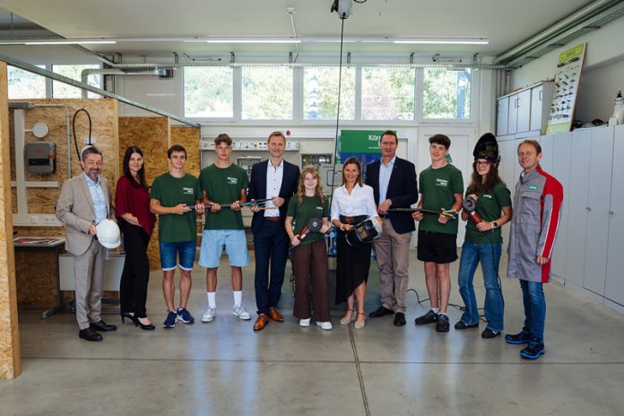 Kelag-Lehrbeginn 2025: Kärnten Netz Geschäftsführer Michael Marketz (1.v.l.), Bereichsleiterin Human Resources Michaela Sapetschnig (2.v.l.), Kelag-Vorstand Danny Güthlein (5.v.l.), Leiterin Kelag-Ausbildungscampus Katharina Zimmerberger (7.v.l.), Kelag-Vorstand Reinhard Draxler (8.v.l.) und Lehrlingsausbildner Markus Pogoriutschnig gemeinsam mit neuen Lehrlingen am Kelag-Ausbildungscampus. Foto: Kelag