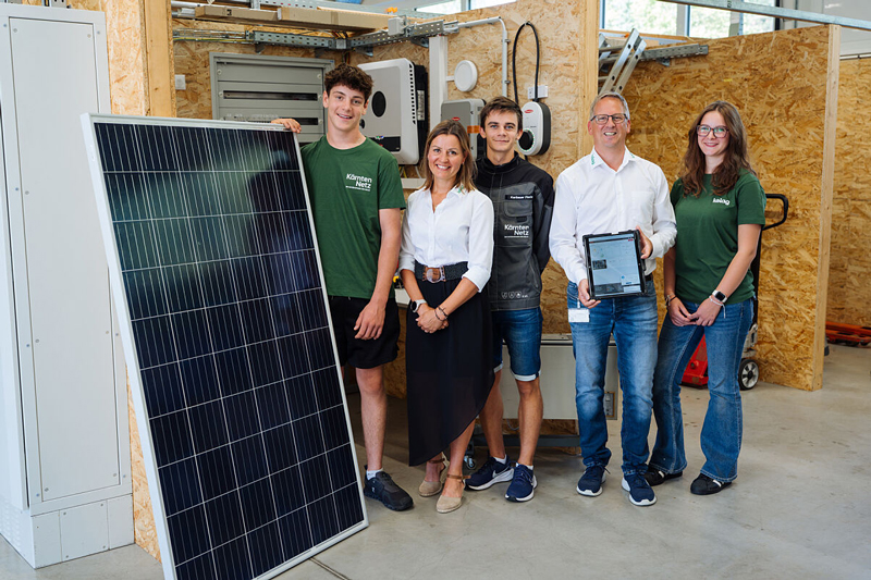 Kelag Lehrlinge mit Solarplatte