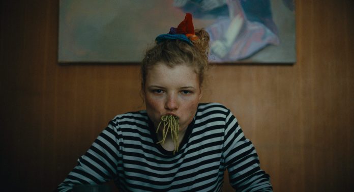 Florian Pochlatko und Elke Winkens sowie Szene aus „How to be Normal“. Fotos: Golden Girls Film