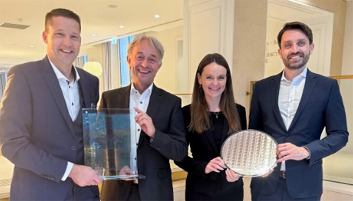 infineon-industrial-excellence-award-2025-austria-europe Das Infineon Austria Team bei der Preisverleihung in Paris. Von links Michael Sorger (Head of WBG Technology Transfer and Conversion Management), Thomas Reisinger (Vorstand Produktion Infineon Austria), Brenda Barrett (Global Head, CL Management), Alexander Seitz (Global Head SCPM GaN). Copyright: Infineon