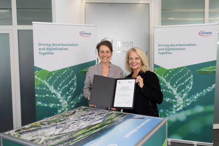 Sabine Herlitschka, Vorstandsvorsitzende Infineon Austria (links), und Ada Pellert, Rektorin der Alpen Adria Universität Klagenfurt, unterzeichnen langfristige Forschungskooperation. Foto: Infineon