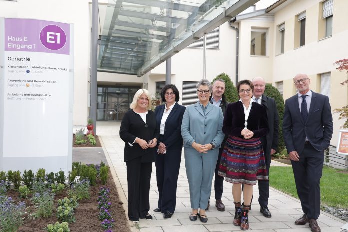 Von links Vizebürgermeisterin Mag. Gerda Sandriesser, MD Dr. Elke Schindler, PD Christine Schaller-Maitz, MSc., KD Dr. Wolfgang Deutz, LR Dr. Beate Prettner, KABEG-Vorstand Dr. Arnold Gabriel und Prim. Dr. Arnulf-Markus Isak. Foto: KABEG/Wajand