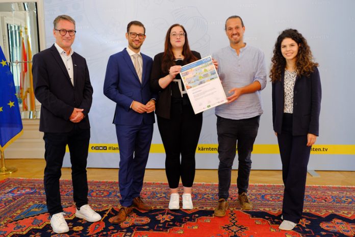 Während der Preisübergabe: Von links Herwig Riegler (ÖBB-Infrastruktur AG), Landesrat Sebastian Schuschnig, Vizebürgermeisterin Sarah Katholnig, Mobilitätsreferent Sascha Jabali Adeh und VCÖ-Expertin Katharina Jaschinsky. Foto: Land Kärnten/Fabian Rauter