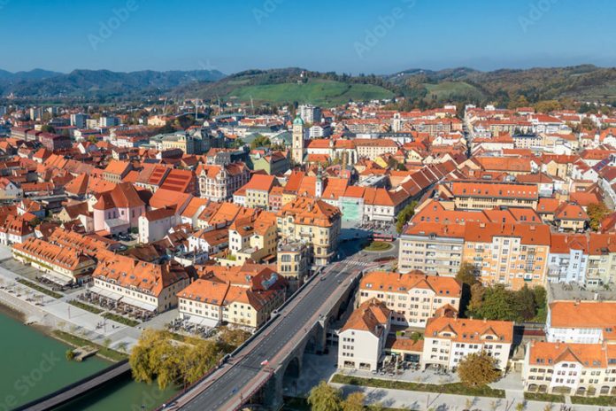 Maribors Lage erinnert an Villach: Der Fluss teilt auch diese erlebenswerte Draustadt in zwei Hälften.Foto: Adobe Stock