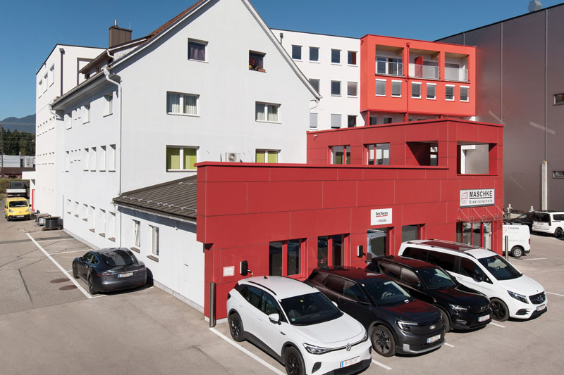 Elektrotechnik Maschke hat seinen Standort an der Italiener Straße 56 für weitere Unternehmen weiterentwickelt. Die derzeit sechs Firmen beschäftigen rund 120 Mitarbeiterinnen und Mitarbeiter. Fotos: Adrian Hipp/Maschke