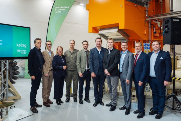 Das Kelag-Kraftwerk Arriach wurde nach völliger Zerstörung mit noch mehr Effizienz wiederaufgebaut. Am Foto von links Christian Rupp (Leiter Erzeugung und Technische Services), Horst Höfer (Habau-Ingenieurtiefbau), Eva Tatschl-Unterberger (Geschäftsführerin der Kärnten Netz), Philipp Eder (Landesmilitärkommandant), LR Sebastian Schuschnig, Reinhard Draxler und Danny Güthlein (Vorstände der Kelag), LR Daniel Fellner, Vizebürgermeister Andreas Fillei (Treffen) und Bürgermeister Gerald Ebner (Arriach) während der offiziellen Inbetriebnahme.Fotos: Kelag
