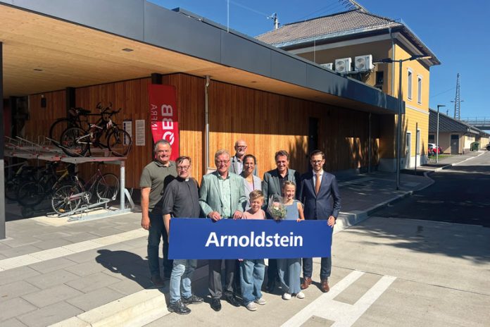 Während der Eröffnungsfeier am neuen Arnoldsteiner Bahnhof: Von links GV Roland Koch, Pfarrer Robert Jamróz, Bürgermeister Reinhard Antolitsch, GV Gerd Fertala, Vorständin Judith Engel (ÖBB-Infrastruktur), Vizebürgermeister Karl Zußner und LR Sebastian Schuschnig mit zwei jungen Veranstaltungsbesuchern.Foto: Marktgemeinde Arnoldstein