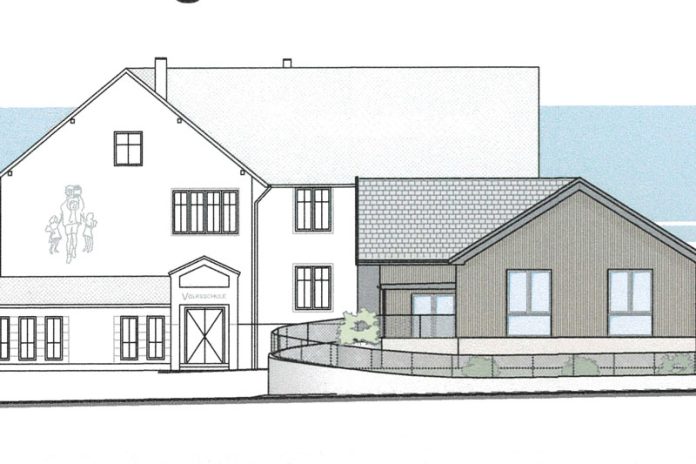 Der bestehende Kindergarten in Latschach/Loče wird um einen Zubau für 24 Mädchen und Buben erweitert, links die Volksschule mit dem Turnsaal. Planskizze: Marktgemeinde Finkenstein
