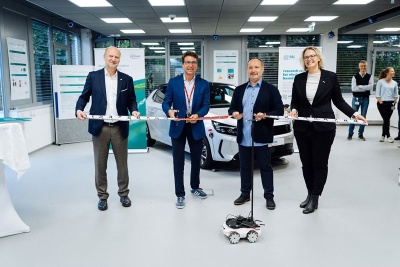 Eröffnung UWB Lab Graz: Von links: Stefan Rohringer (Country R&D Officer Infineon Austria), Maurizio Skerlj (Senior Vice President und Product Line Manager Authentication & Identity Solutions Connected Secure Systems Infineon), Harald Witschnig (Projektleiter UWB Lab Graz, Infineon Austria), Christina Hirschl (CEO Silicon Austria Labs).
Fotos: Infineon