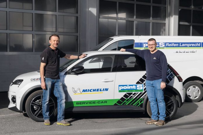 Mit der Übernahme durch David Djordjevic (rechts), am Bild mit Werkstättenleiter Joachim Lamprecht Mst., bleibt die Tradition des Unternehmens erhalten.Foto: Lamprecht