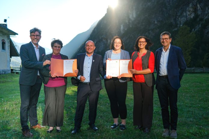 Während der Gründungssitzung: Von links Robert GF Heuberger (Naturpark Dobratsch), Anna Micelli (Bürgermeisterin Resiutta, Präsidentin Naturpark der Julischen Voralpen), Tit Potočnik (Direktor Nationalpark Triglav), Sarah Katholnig (Vizebürgermeisterin, Naturpark Vorsitzende), Sara Schaar (Landesrätin) und Stefano Santi (Direktor Naturpark Julische Voralpen). Foto: Nationalpark Triglav