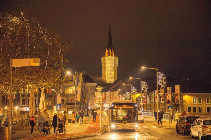 Vom Stadtpfarrturm St. Jakob aus eröffnen sich während der Adventzeit magische Ausblicke über Villach. Foto: Stadtmarketing/Olga Bereslavskaya