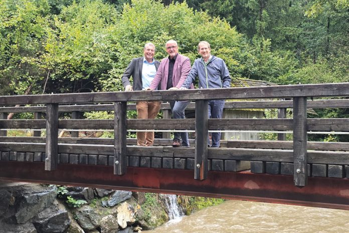 Sichtbare Freude bei den Verantwortlichen: Von links Ltg. Abg. GV DI Christof Seymann (Straßen- und Wegereferent), Bgm. Klaus Glanznig und 1. Vzbgm. Andreas Fillei (Infrastruktur- und Umweltreferent).Foto: Marktgemeinde Treffen