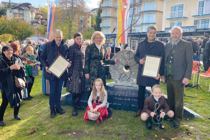 Mit einem Lied-Denkmal wird an den großen Volksliedkomponisten Günther Mittergradnegger erinnert. Von links Bürgermeister Ferdinand Vouk, Barbara Jung, Initiatorin Margit Heissenberger, Labg. Stefan Sandrieser und Robert Jung sowie Miriam und Florian. Foto: vif