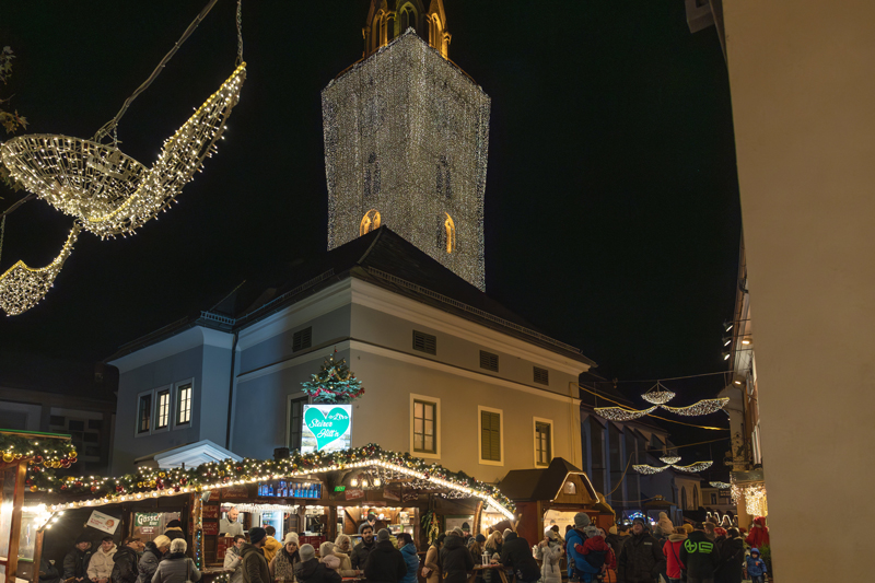 Premiere im Advent: Erstmals vom Stadtpfarrturm aus den Blick auf die vorweihnachtliche Innenstadt genießen. Foto: Stadtmarketing/Simone Attesani