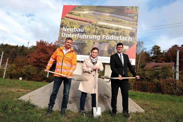 Spatenstich für Wernbergs Jahrhundertprojekt mit Bürgermeisterin Doris Liposchek, Landeshauptmann-Stellvertreter Martin Gruber (rechts) und Franz Jank, Regionalleiter der ÖBB-Infrastruktur AG. Foto: ÖBB/Gerhard Kampitsch