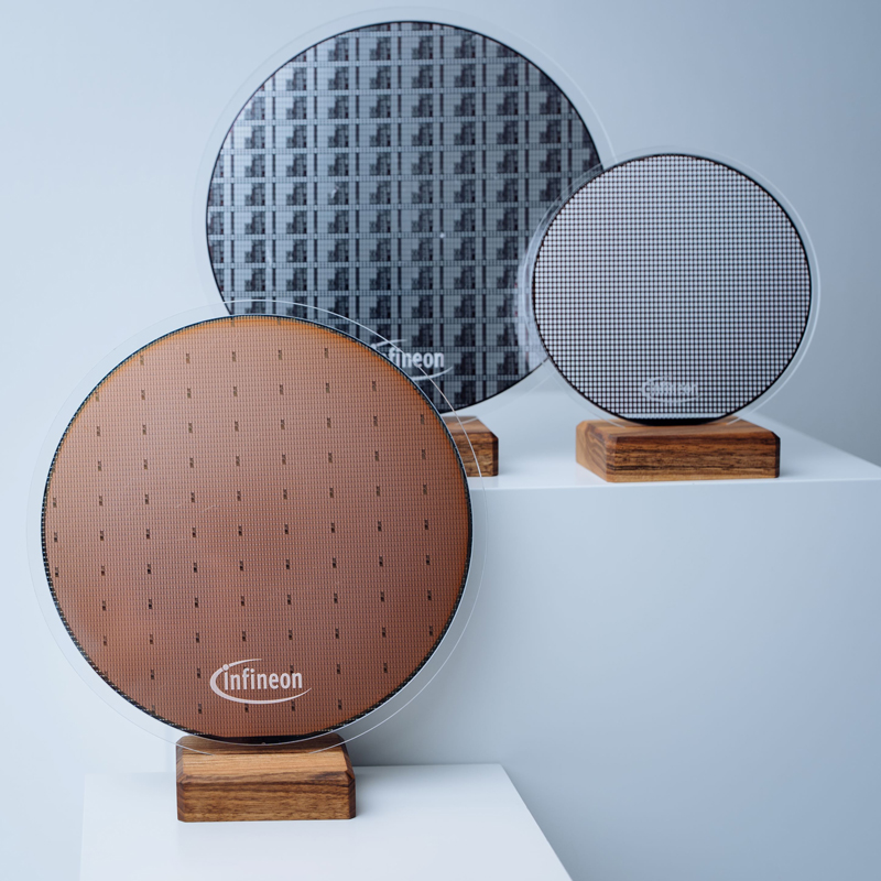 (Bildtext Scheiben) Vorne: 300 Millimeter Silizium (Si)-Ultradünnwafer (20 Mikrometer); hinten links: 300 Millimeter Galliumnitrid (GaN)-Wafer; hinten rechts: 200 Millimeter Siliziumkarbid (SiC)-Wafer.