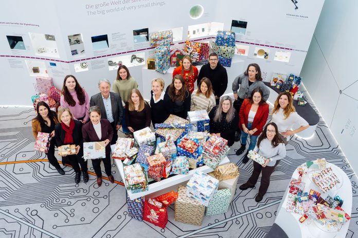 Infineon Geschenkübergabe Weihnachtswunschbaum Villach: