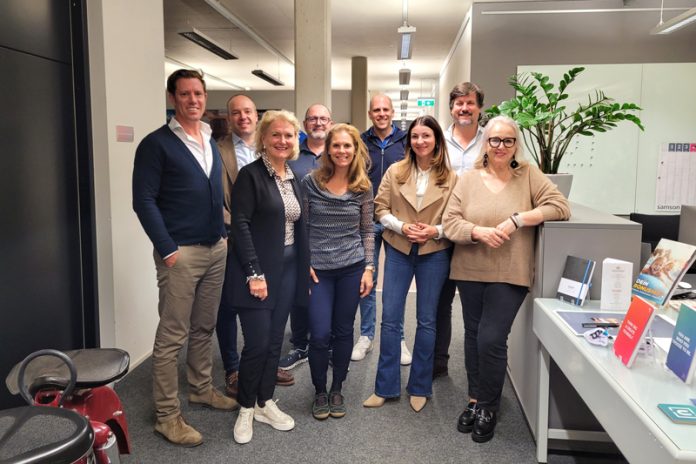 Während der Vorstellung: Vorne von links: Margit Heissenberger, Katrin Thum, Brigitte Truppe-Bürger, Ruth M. Büchlmann; hinten von links: Paul Tiefling, Georg Schnaubelt, Daniel Brandstätter (Vizepräsident), Christian Tautschnig und Christoph Kulterer (Präsident). Fotos: Verein WELTKÄRNTNER